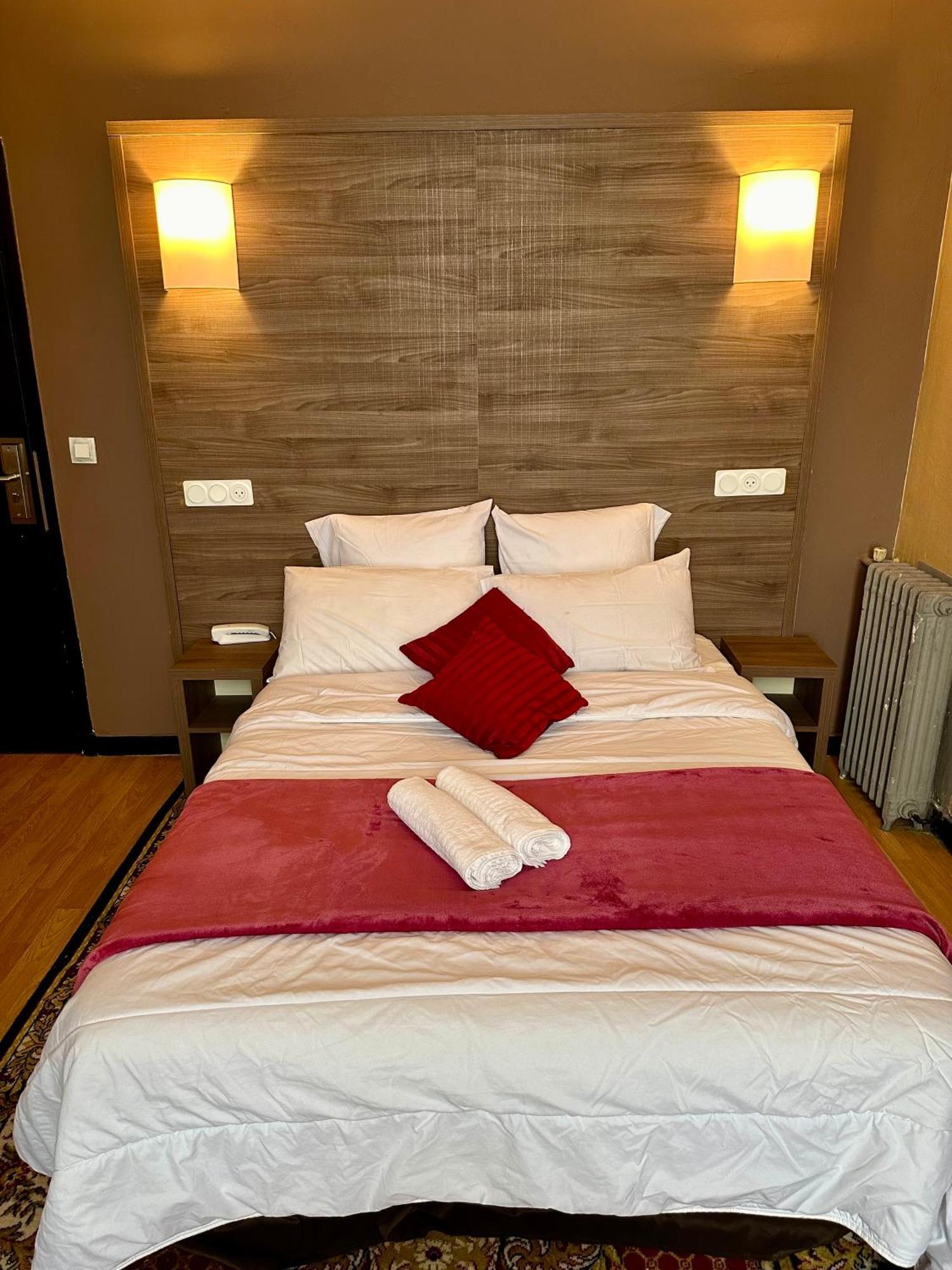 Hotel Victor Hugo Clamart Esterno foto